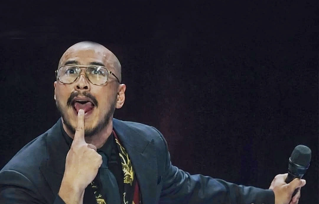 Aksi Pandji Pragiwaksono dalam acara Stand Up Comedy bertajuk Mens Rea.